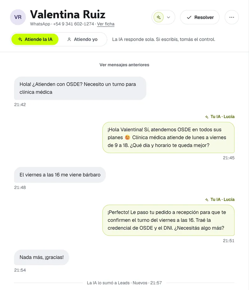 Conversación de WhatsApp en la Bandeja: la IA («Tu IA · Lucía») confirma que atienden OSDE, pregunta qué día le queda bien y le pasa el pedido a recepción para que le confirmen el turno del viernes a las 16. Arriba, el interruptor «Atiende la IA / Atiendo yo».