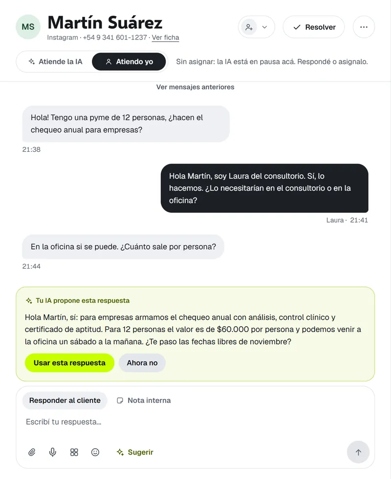 Chat de Instagram atendido por una persona: la IA propone una respuesta con el precio del chequeo anual para empresas, con los botones «Usar esta respuesta» y «Ahora no», y el botón «Sugerir» en el cuadro de texto.