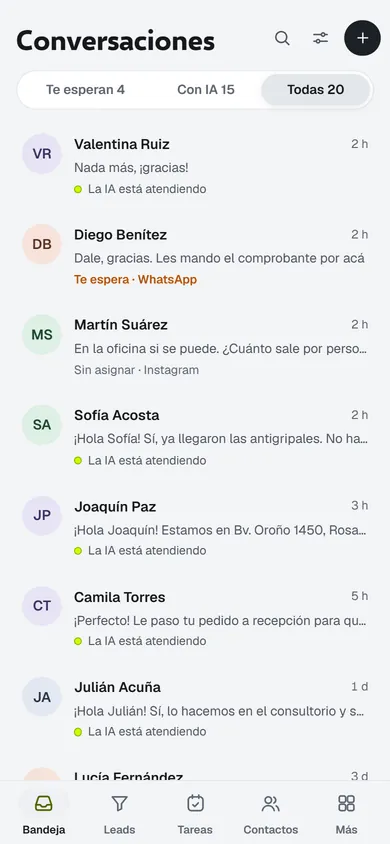 Bandeja en el celular: lista de conversaciones con quién atiende cada una y el menú de abajo (Bandeja, Leads, Tareas, Contactos, Más).